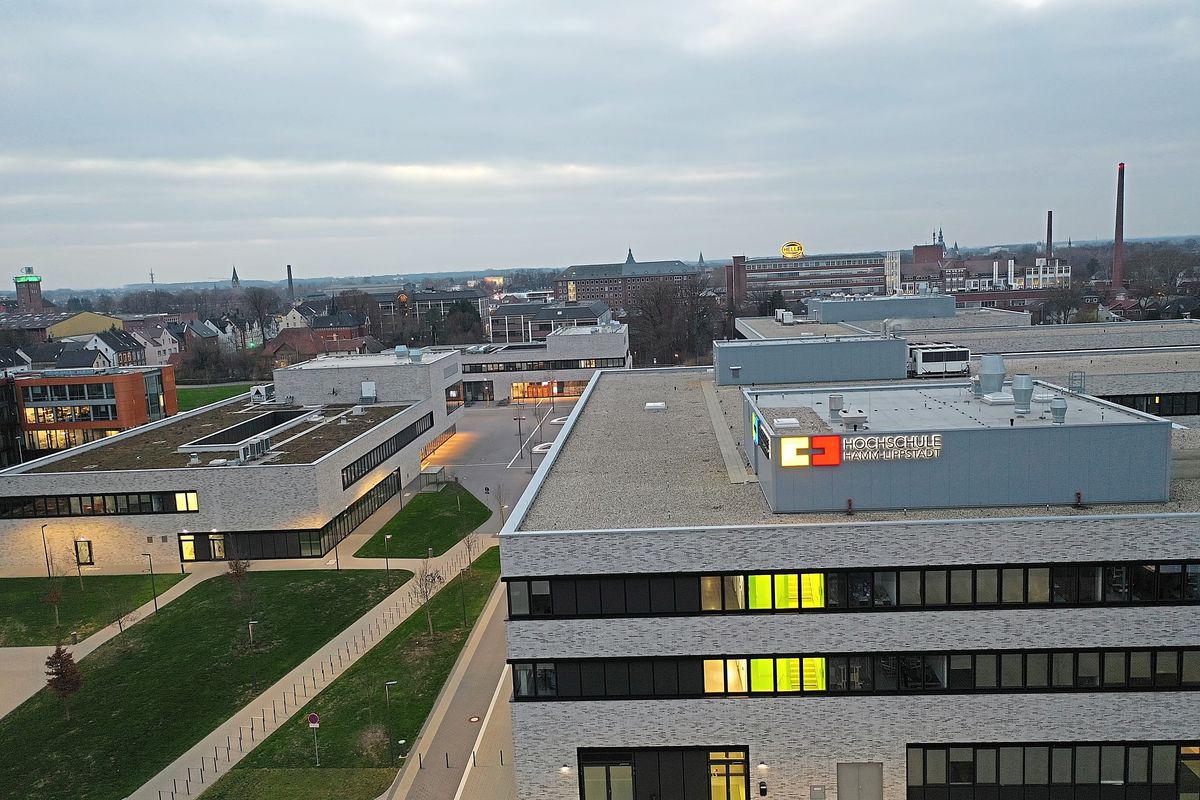 Nach einem Wasserschaden müssen die Hörsäle der Hochschule Hamm-Lippstadt in Lippstadt (graues Gebäude l.) saniert werden. Archivfoto: Eickhoff