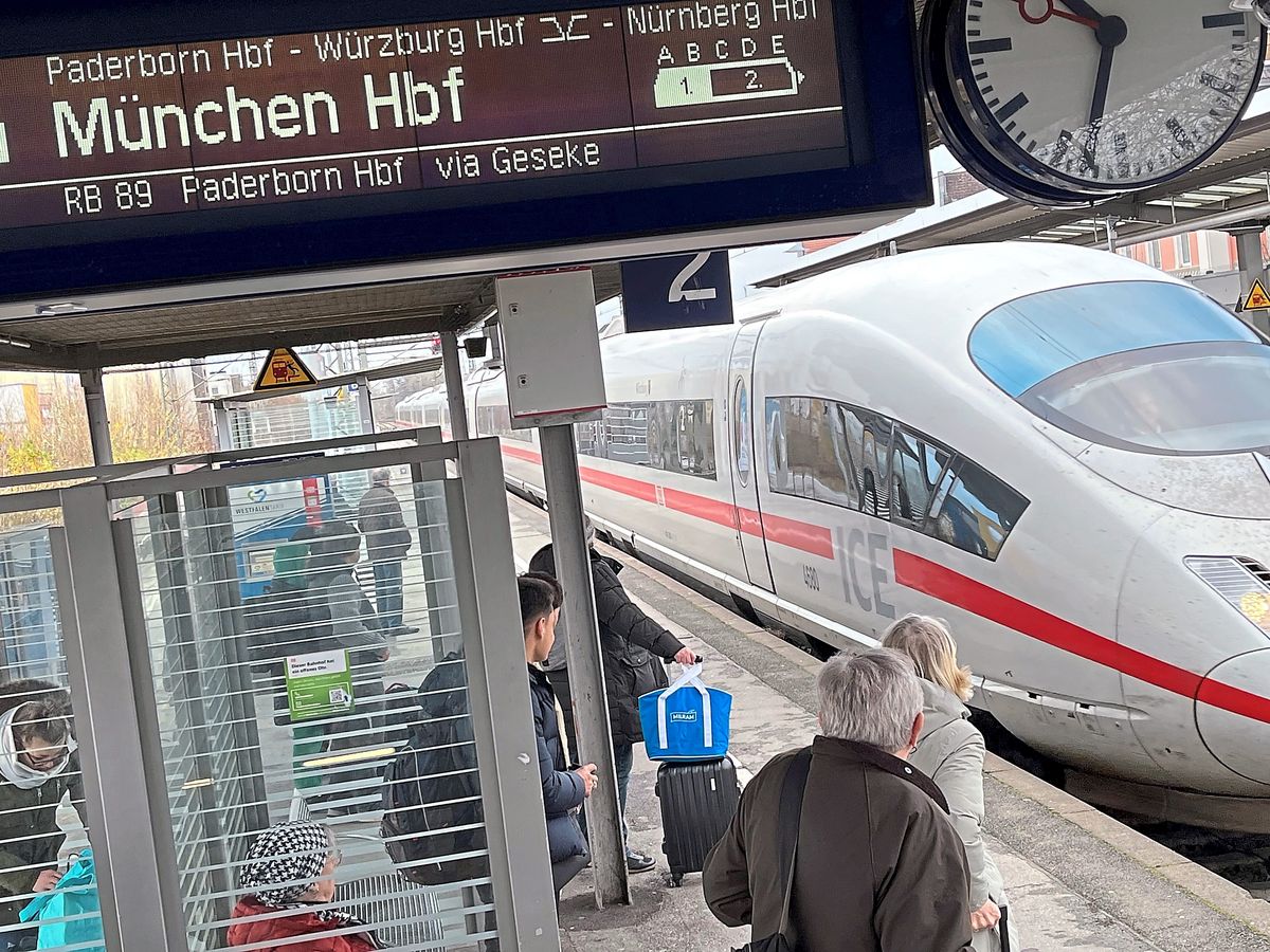 Bahnreisende können hoffen: Die ICE-Direktverbindung von Paderborn nach München soll ab 2027 wieder aufgenommen werden. Voraussetzung ist allerdings, dass die laufenden Bauarbeiten im Schienennetz abgeschlossen sind. Das teilte die Deutsche Bahn der Stadt Paderborn mit. Eine endgültige Bestätigung stehe allerdings noch aus. Archivfoto: Friedrich