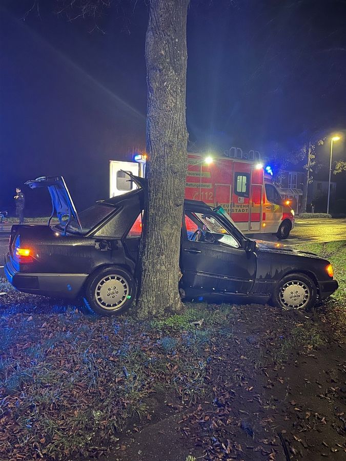 Gegen einen Baum gefahren: Am Donnerstag gegen 4.35 Uhr hat sich ein 19-jähriger Autofahrer aus Lippstadt bei einem Unfall auf der Paderborner Straße verletzt. Foto: Polizei