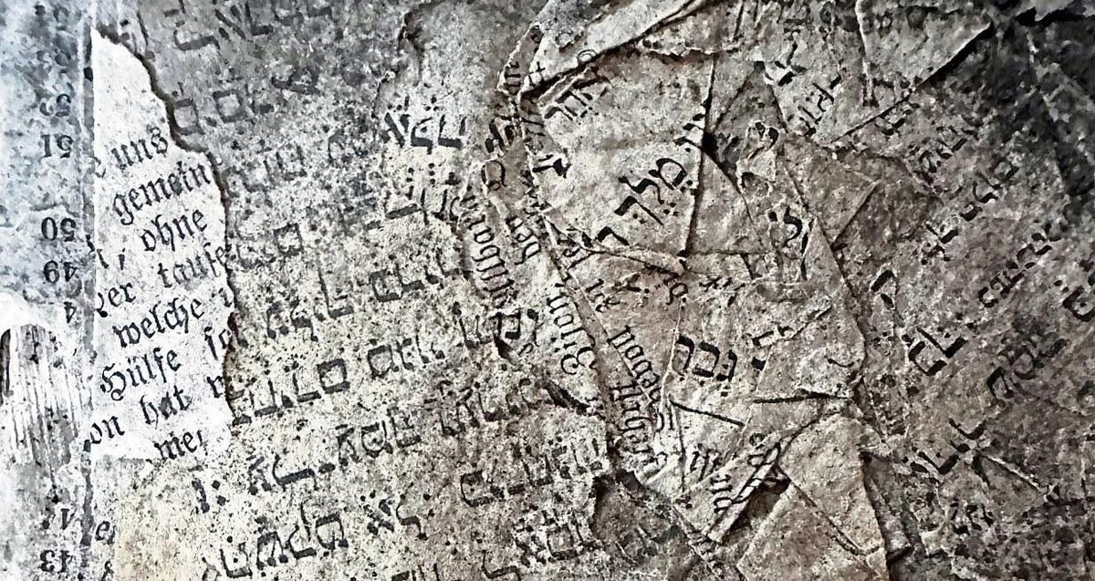 Hebräische und deutschsprachige Schriften wurden bei Dacharbeiten auf dem Dielenboden des Gartenhauses der ehemaligen Synagoge gefunden. Fotos: Cegelski