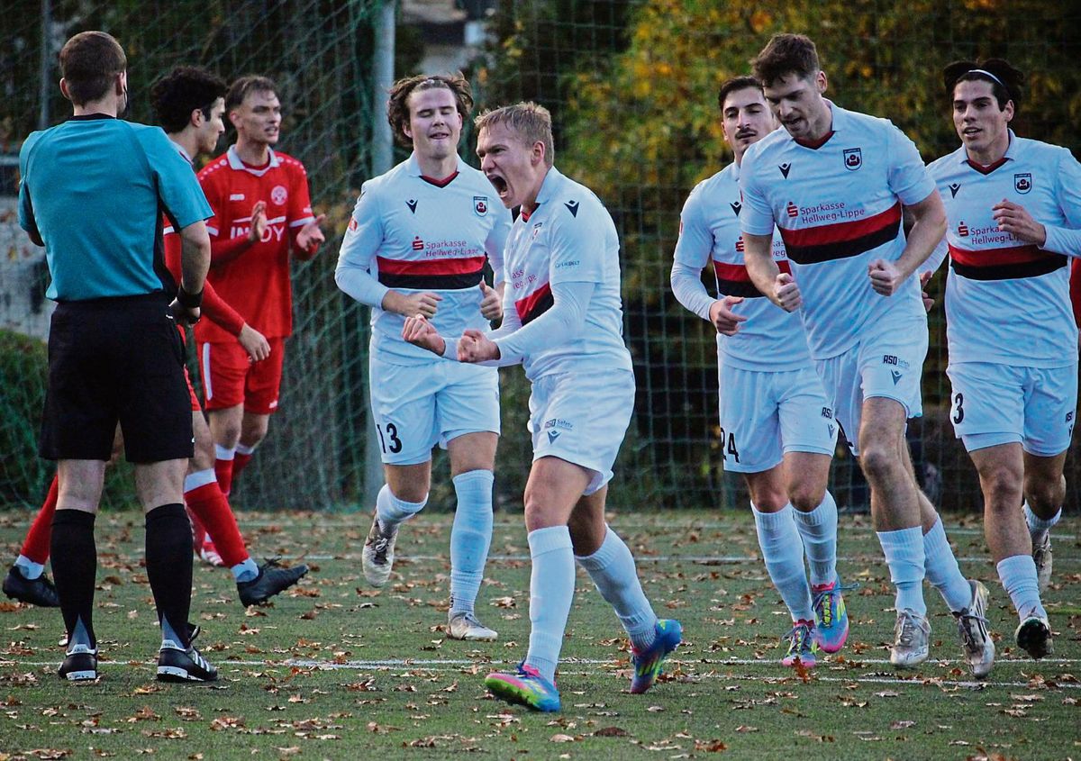 In der Oberliga erstmals für den SV Lippstadt erfolgreich – und dann gleich doppelt: Die Freude musste bei Nico Tübing nach seinem Führungstreffer raus. Kurz darauf legte er nach einem kapitalen Bock des Schermbecker Keepers sogar noch einen nach. Fotos: Thorsten Heinke