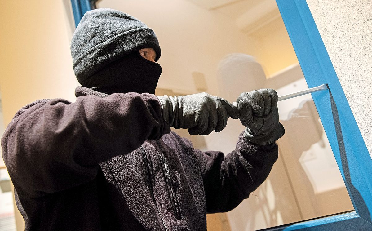 Zwei unbekannte Männer sind in ein Schmuckgeschäft an der Poststraße in Lippstadt eingebrochen - und wollten mit zwei Goldbarren ganz große Beute machen. Doch es ist nicht alles Gold, was glänzt... Symbolfoto: DPA