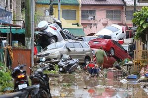 Autos wurden durch den Taifun übereinandergestapelt. - Foto: Jacqueline Hernandez/AP/dpa