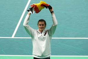 Zverev jubelte mit Deutschland-Fahne über den Viertelfinalsieg gegen Argentinien. - Foto: Luca Bruno/AP/dpa