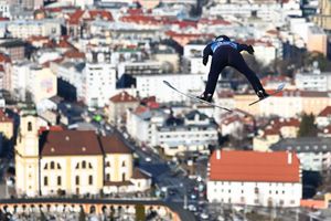 Wellinger kommt in Innsbruck nicht zurecht. - Foto: Daniel Karmann/dpa
