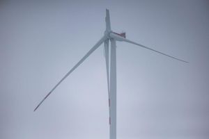 Der Flügel eines Windrads ist abgeknickt, weshalb eine angrenzende Autobahn gesperrt werden musste. - Foto: Thomas Banneyer/dpa