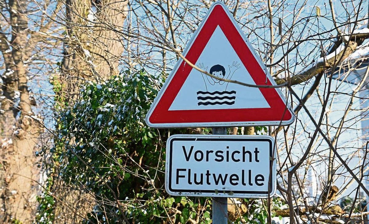 Dieses Schild direkt neben dem Schlossbad ruft in Erinnerung, welche Kraft der Mühlenbach theoretisch entfalten kann. Neben dem Mühlenbach hat die Verwaltung noch weitere Gefahrenpunkte ausgemacht. Foto: Tuschen