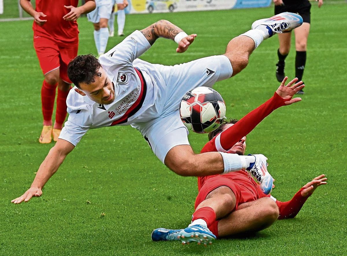 Voller Einsatz ist beim SV Lippstadt (in Weiß) auch in den Testspielen gefragt. Hier haut sich SV-Neuzugang Marcello Romano in der Partie bei der SG Bockum-Hövel voll rein. Die Bechtold-Elf behielt schließlich mit 2:0 die Oberhand. Foto: Mroß