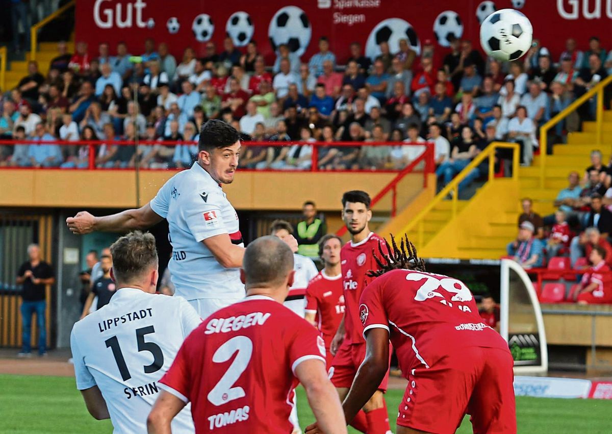 Der passte! SV-Neuzugang Maurice Buckesfeld stieg in der 20. Minute am höchsten und markierte per Kopf den ersten Saisontreffer für den SV Lippstadt, der gleichzeitig die 1:0-Führung in Siegen bedeutete. Am Ende unterlag der SV dem Favoriten vor über 2700 Zuschauern aber mit 1:2. Fotos: Lütkehaus