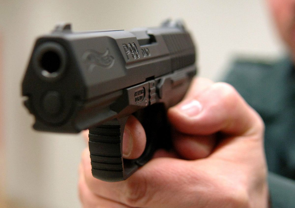 Beim Raubüberfall in Lippstadt nutzte der Täter eine Waffe ähnlich des Typs, den die Polizei benutzt. Symbolfoto: dpa