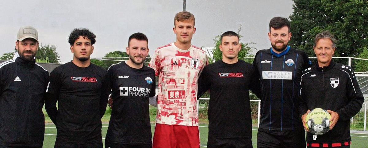 Saisonauftakt beim Bezirksligisten SV 03 Geseke: Trainer Björn Traufetter (l.) und Co-Trainer Klaus Polaczy (r.) begrüßen die Neuzugänge (v.l.) Seyed Matin, Tim-Philipp Stöppel, Lasse Janning, Yazdan Parast und Jan-Lucas Stöppel. Foto: Schlink
