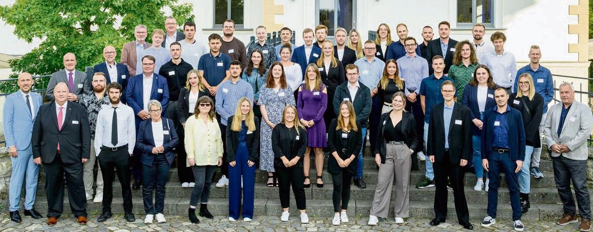 40 Super-Azubis und zwölf Weiterbildungs-Beste und ihre Ausbilder haben die fabelhaften Prüfungsergebnisse jetzt im Störmeder Rittergut gefeiert. Zu den Gratulanten zählten auch IHK-Hauptgeschäftsführer Jörg Nolte, Susanne Schulte-Döinghaus (stellv. Geseker Bürgermeisterin) und Markus Patzke (stellv. Landrat).