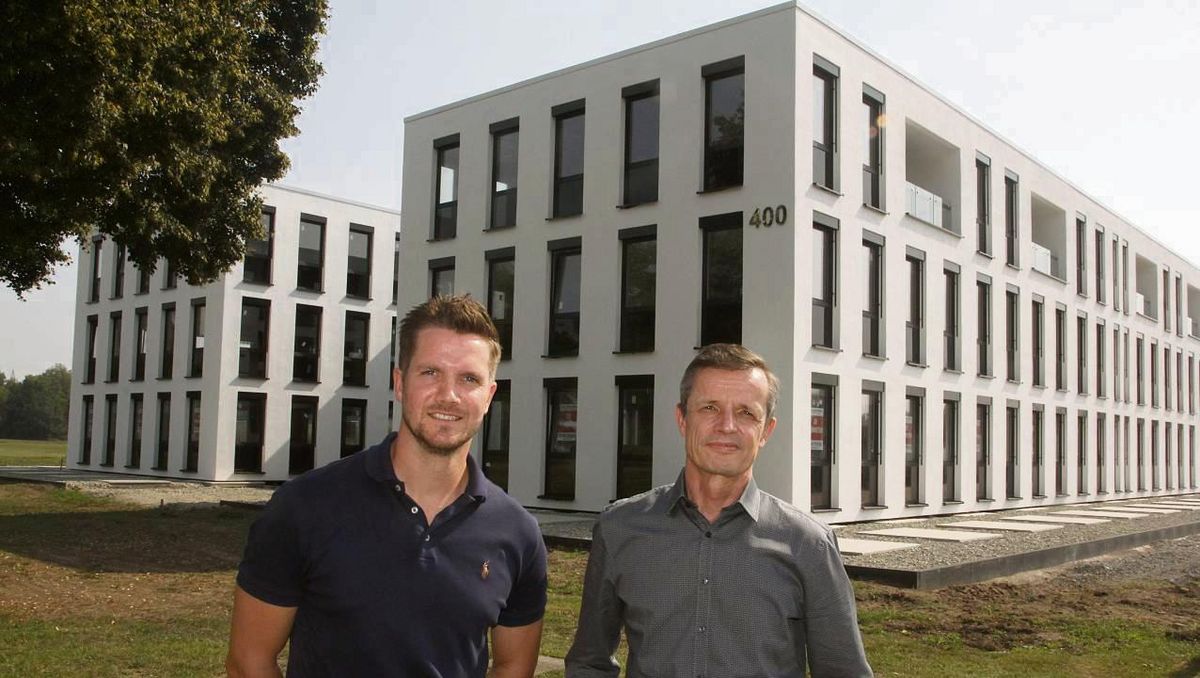 Rund 3500 Quadratmeter Bürofläche bietet das neue Bürogebäude im Businesspark Lippe-Ems ab Anfang 2026. Die dreigeschossige Immobilie, die durch Verwendung vorgefertigter Elemente entstand, stellten Simon Rotte (l.) und Joachim Wetter aus der Geschäftsleitung der Deutschen Industriebau jetzt vor. Foto: Schwade