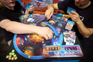 Brettspiele sind nach Branchenangaben weiter stark gefragt. - Foto: Bernd Thissen/dpa