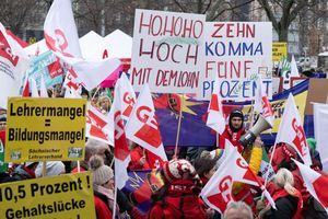 Bei der bisher letzten Tarrufrunde vor zwei Jahren verliehen Lehrkräfte und Hochschulbeschäftigte ihrer damaligen Forderung nach 10,5 Prozent mehr Gehalt mit Aktionen und Warnstreiks Nachdruck, hier in Dresden. (Archivfoto) - Foto: Sebastian Kahnert/dpa