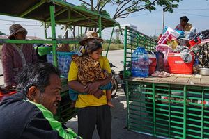 Kambodschaner aus den Dörfern nahe der Grenze zu Thailand sind erneut auf der Flucht. - Foto: Heng Sinith/AP/dpa