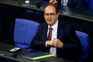 Bundesinnenminister Alexander Dobrindt (CSU) plädiert für härtere Strafen. (Archivbild) - Foto: Fabian Sommer/dpa