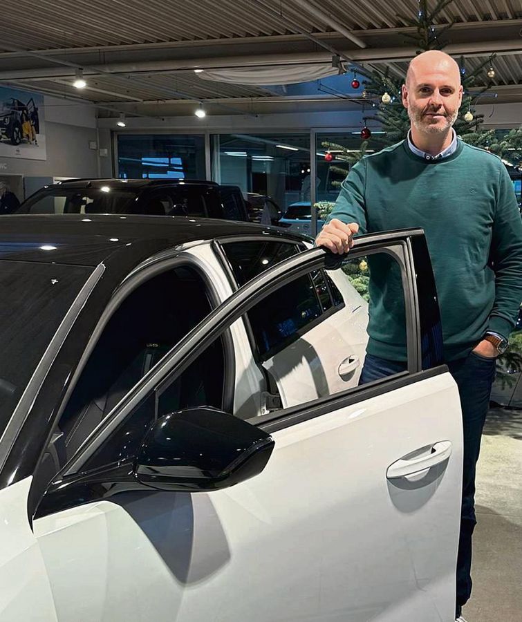 E-Autos machten in diesem Jahr ein Drittel des Geschäfts aus. Bleibt diese Tür geöffnet? Piero Lo Presti im Autohaus Fricke in Salzkotten.