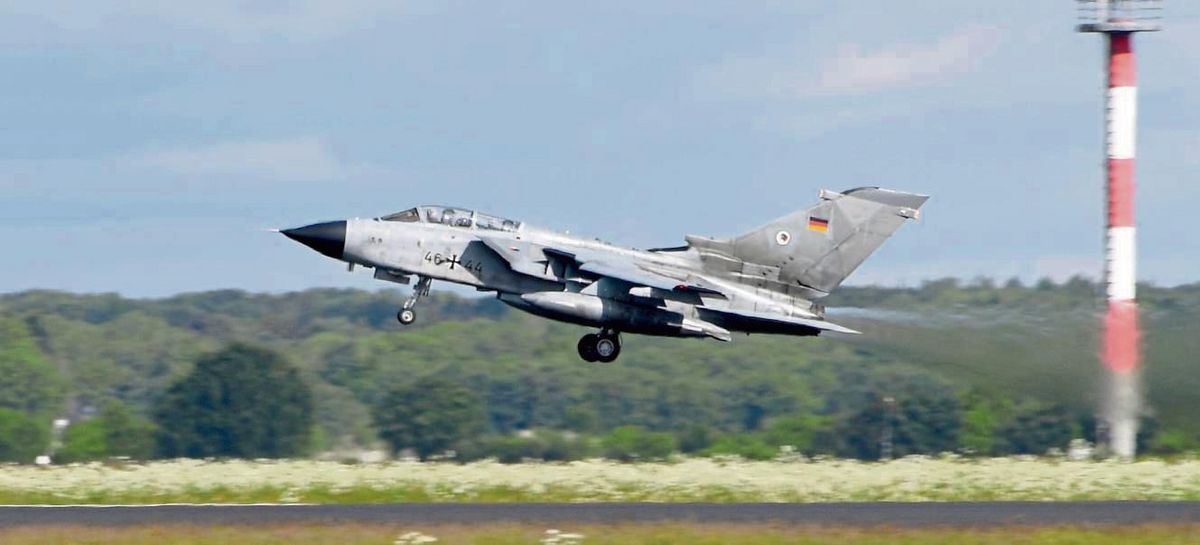 Ein Tornado des Taktischen Luftwaffengeschwaders hebt ab. Flugzeuge dieser Art haben im November auch mehrfach Lippstadt überflogen – und erreichten dabei eine Geschwindigkeit von etwa 778 Kilometern pro Stunde. Foto: dpa
