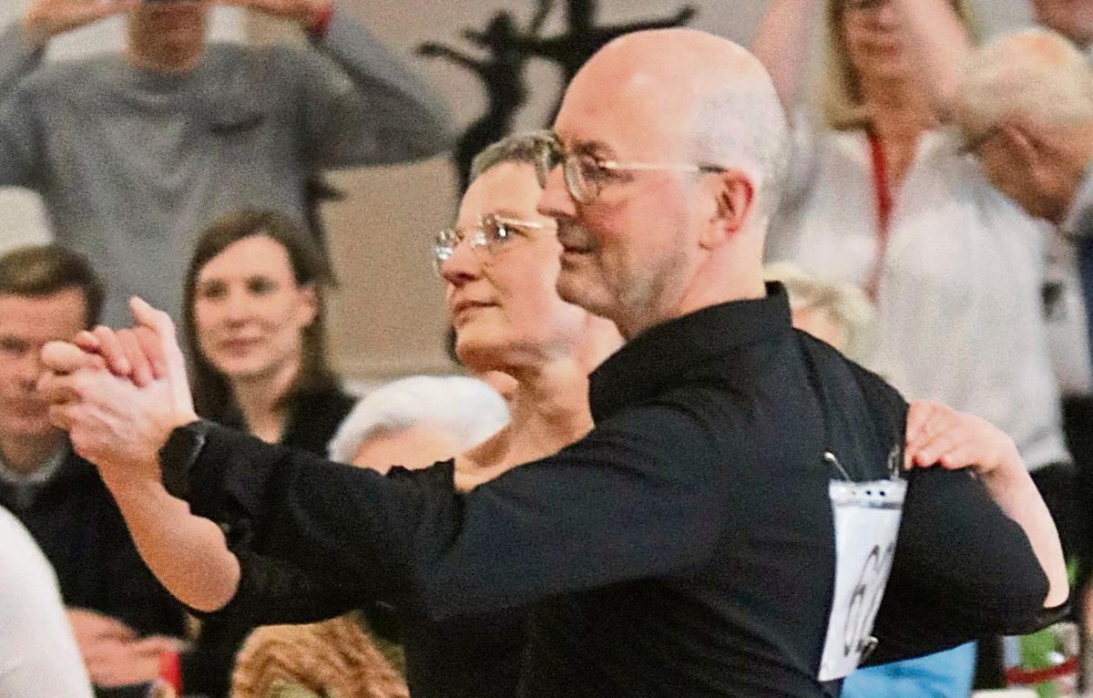 Heimvorteil genutzt: Ute und Bernd Strunk vom TSC Castell holten bei der Landesmeisterschaft im Trainingszentrum am Tiergarten etwas überraschend den Titel, zumal sie erst ihr drittes Turnier überhaupt bestritten. Foto: Wiegand