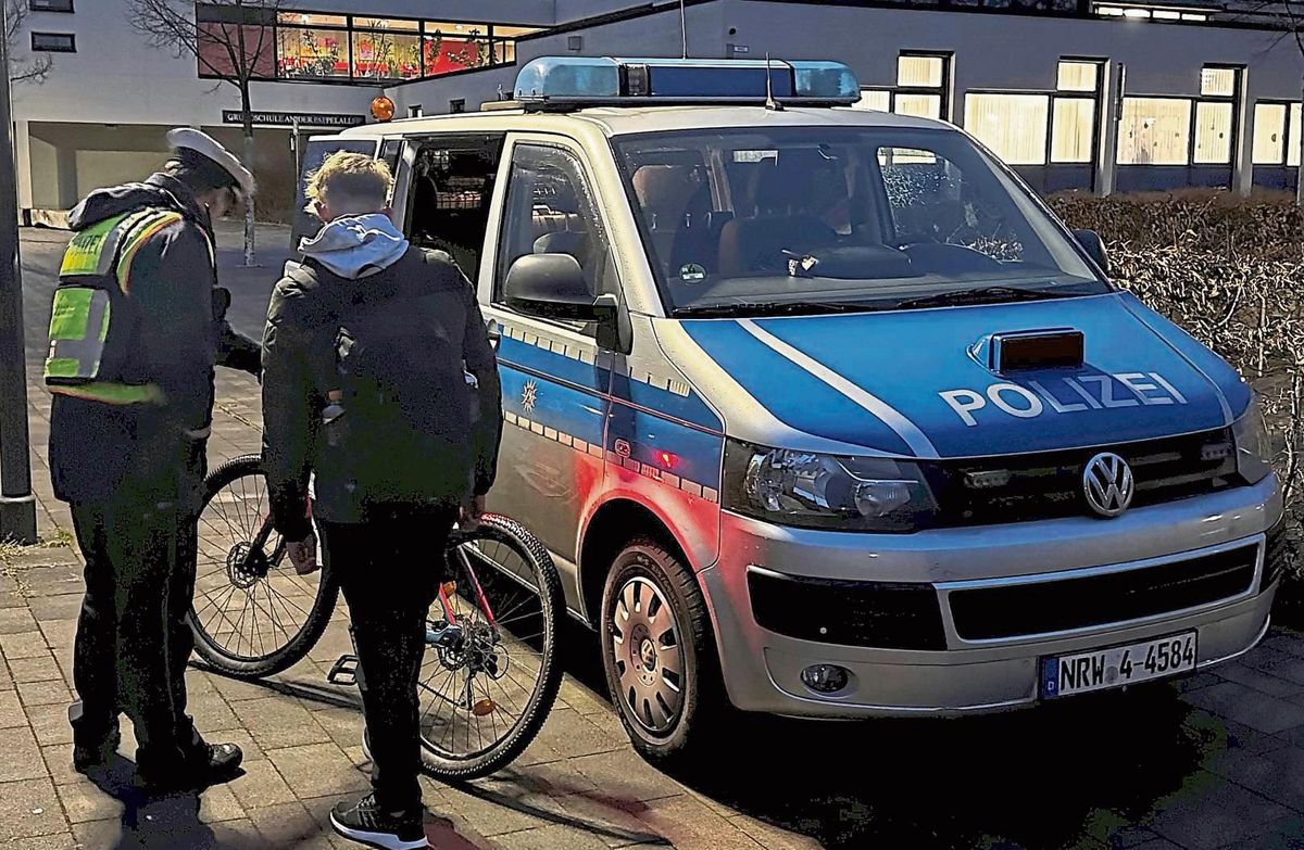 Achtung Kontrolle: Die Polizei hat am Freitag die Fahrräder von Schülern der Lippstädter Gesamtschule kontrolliert. Vor allem ging es den Beamten dabei darum, dass die Fahrräder verkehrssicher sind – eine Präventionsaktion. Fotos: Cegelski