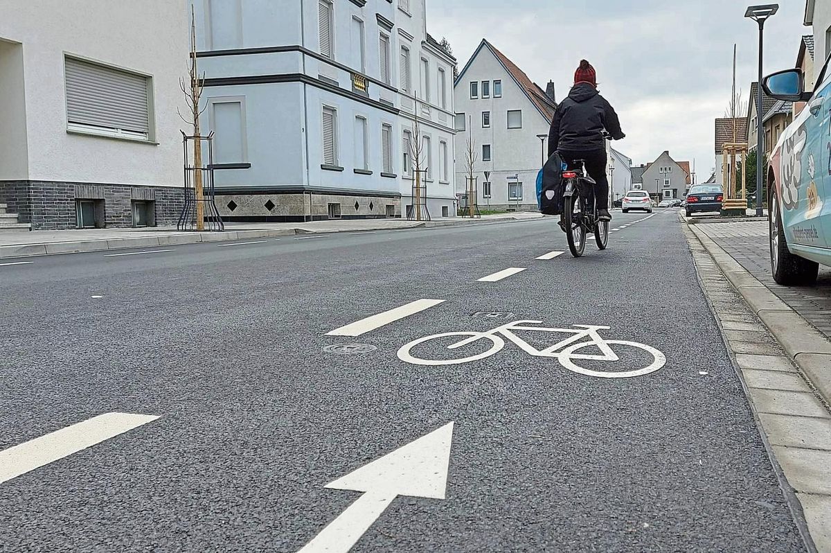 Auf Schutzstreifen wie hier an der Westernkötter Straße fühlen sich Radfahrer nicht sicher: Laut einer Studie der Unfallforschung der Versicherer werden fast 40 Prozent der beobachteten Radfahrer auf solchen Streifen behindert. Und fast jeder zweite Pkw-Fahrer unterschreitet der Untersuchung zufolge beim Überholen von Radfahrern auf den Schutzstreifen den geforderten Seitenabstand von 1,50 Metern. Fotos: Heienbrok