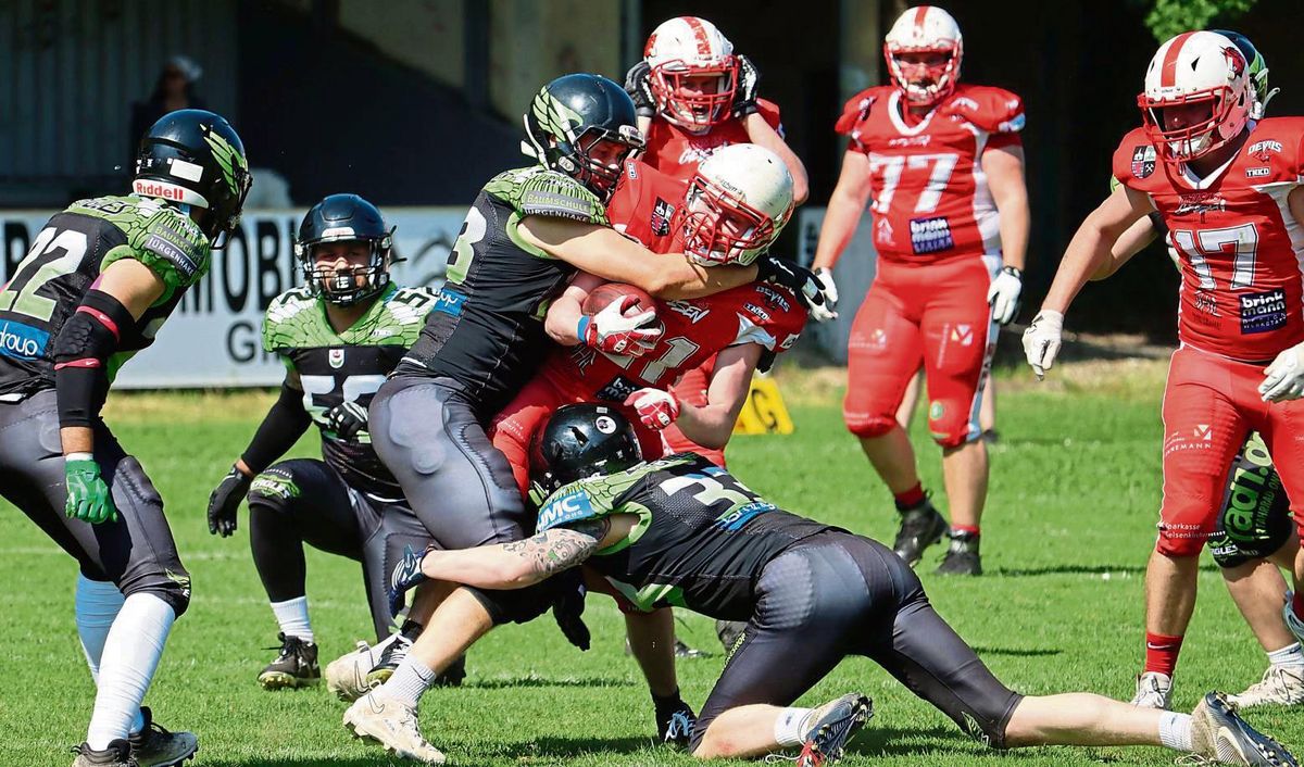 „Mund abputzen und weitermachen“. Die Footballer der Lippstadt Eagles (dunkle Trikots) verloren nun auch ihr erstes Heimspiel. Bei der 0:9-Niederlage gegen die Gelsenkirchen Devils haderte die gastgebende Mannschaft auch mit zwei Schiedsrichterentscheidungen. Foto: Feichtinger