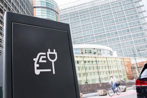 Eine Studie sieht die europäische Autoindustrie auf gutem Weg zu mehr Elektromobilität und warnt vor den Auswirkungen durch Verzögerungen. (Archivbild) - Foto: Alicia Windzio/dpa