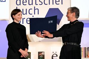 Elmiger erhält den Preis an ihrem 40. Geburtstag - Foto: Arne Dedert/dpa