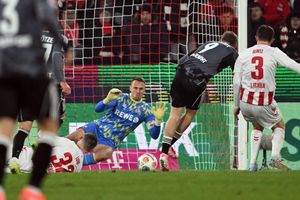 Frankfurts Jonathan Burkardt trifft zum 4:1 - Foto: Federico Gambarini/dpa