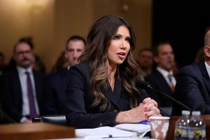 Worum geht es der US-Regierung bei Angriffen auf angebliche Drogenboote und der Beschlagnahmung von Öltankern in der Karibik wirklich? US-Heimatschutzministerin Kristi Noem lässt eine Antwort erkennen. - Foto: Mark Schiefelbein/AP/dpa