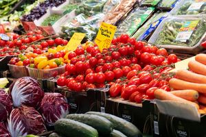 Je höher die Inflationsrate, umso geringer die Kaufkraft der Menschen: Sie können sich für einen Euro dann weniger leisten - zum Beispiel beim Lebensmitteleinkauf. - Foto: Boris Roessler/dpa