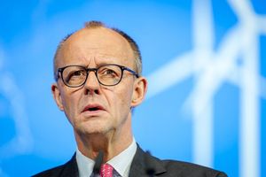 Bundeskanzler Friedrich Merz (CDU) ist besorgt über das Maß an Gewaltanwendung in den USA. - Foto: Kay Nietfeld/dpa