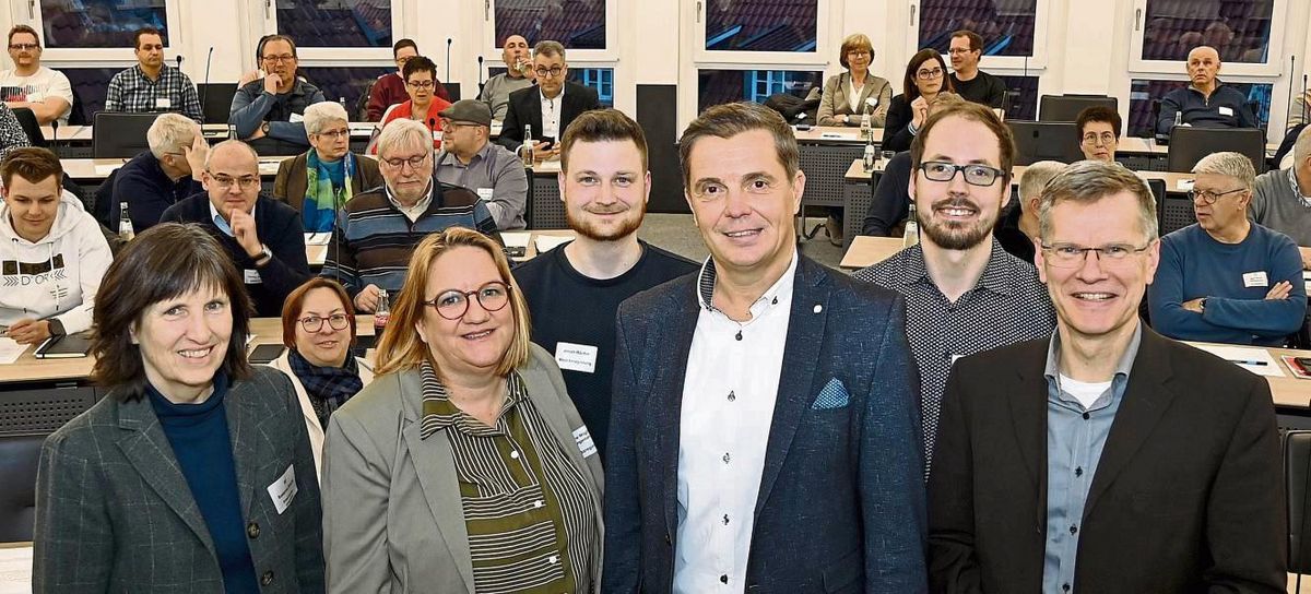 Über die zahlreiche Teilnahme am ersten Dorfworkshop des Kreises freuten sich (v. l.): Susanne Bracht (Veranstaltungsorganisatorin), Sabine Möglich-Bangemann (Dezernentin Bezirksregierung Arnsberg), Jonah Bäcker (Bezirksregierung Arnsberg), Oliver Pöpsel (Jury-Vorsizender Dorfwettbewerb 2024, MdB), Julian Schmidt (Abteilungsleiter Planung und Entwicklung) und Peter Franken (Kreisdezernent Regionalentwicklung). Foto: Kira Hönicke (Kreis Soest)