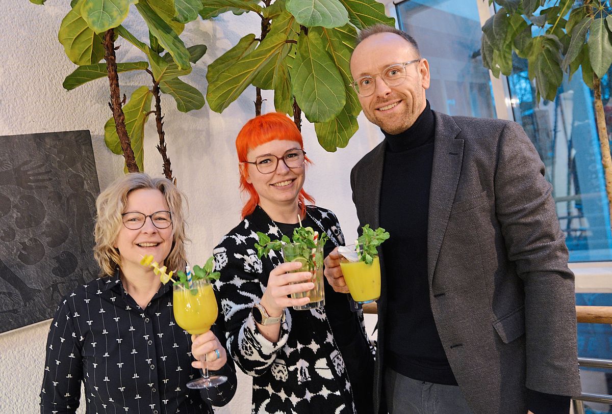 Alexa Krause, Suchtpräventionsfachkraft im Kreisgesundheitsamt (M.), Dr. Margitta Neufeld, ärztliche Leiterin (l.) und Oliver Wienhues, Leiter des Gesundheitsamtes (r.), laden mit leckeren Rezepten wie dem „Car Driver“ sowie anderen Cocktails, Shakes und Smoothies zu einem alkoholfreien Januar ein. Foto: Keller (Kreis Soest)