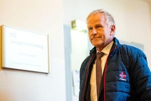 Hafenchef Meier sagte im Prozess zu Kontakten aus, die er vermittelte. - Foto: Daniel Bockwoldt/dpa