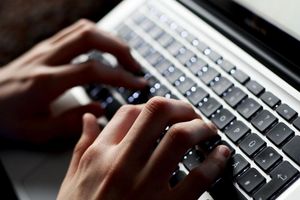 Der verstärkte Einsatz von KI könnte laut der Studie das Bruttoinlandsprodukt jährlich um 0,8 Prozentpunkte wachsen lassen. - Foto: Karl-Josef Hildenbrand/dpa