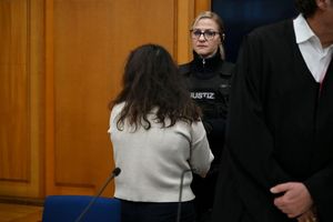 Nach bereits rund einem Dutzend Verhandlungsterminen hat der Prozess gegen die angehende Notfallsanitäterin nun von vorn begonnen. - Foto: Katharina Kausche/dpa