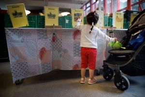 Laut den Tafeln steigt die Zahl der Kunden im Kindes- und Jugendalter. (Archivbild) - Foto: Carsten Koall/dpa
