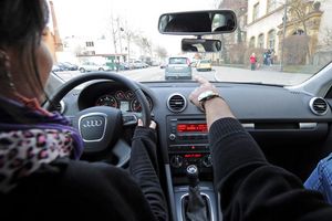 Die CSU würde den Führerschein ab 17 gerne ausweiten. Auch 16-Jährige sollen dann schon in Begleitung ein Auto fahren dürfen. (Symbolbild) - Foto: picture alliance / dpa