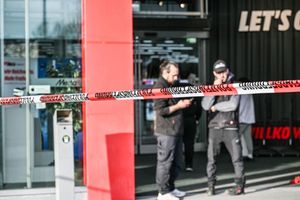 Zwei Mitarbeiter werden bei einem Messerangriff in einem Einkaufszentrum verletzt. - Foto: Jason Tschepljakow/dpa