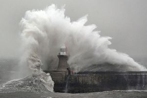 Wellen schlagen gegen den Leuchtturm von South Shields an der Nordostküste. - Foto: Owen Humphreys/PA Wire/dpa