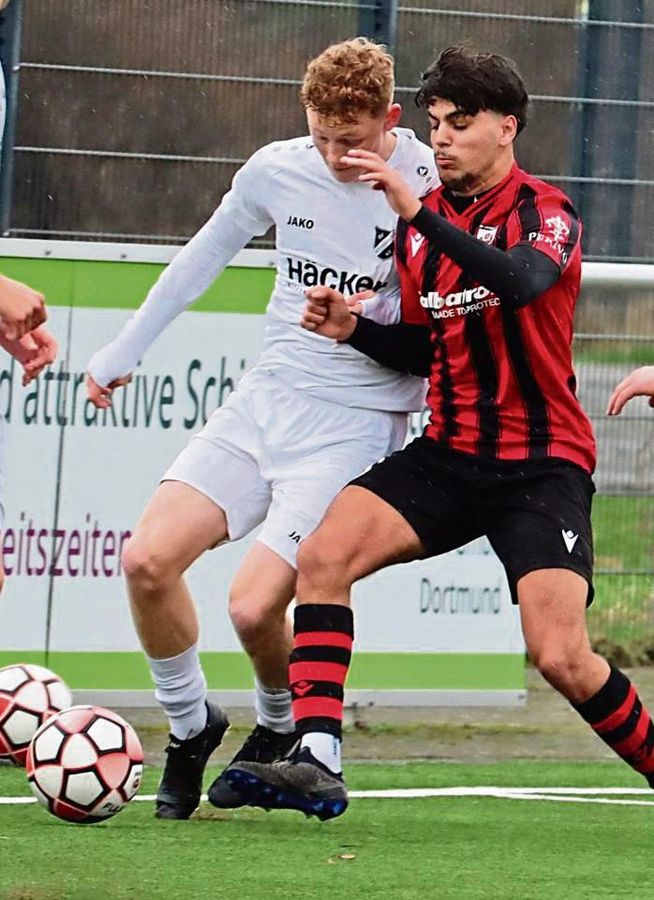 Die B-Junioren des SV Lippstadt (in Schwarz-Rot) wollen nach dem 5:0 gegen Rödinghausen nachlegen. Foto: Feichtinger