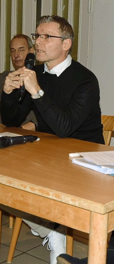 Andree Kruphölter, FLVW-Vize, diskutierte mit den Vereinsvertretern. Foto: Michael Rusche