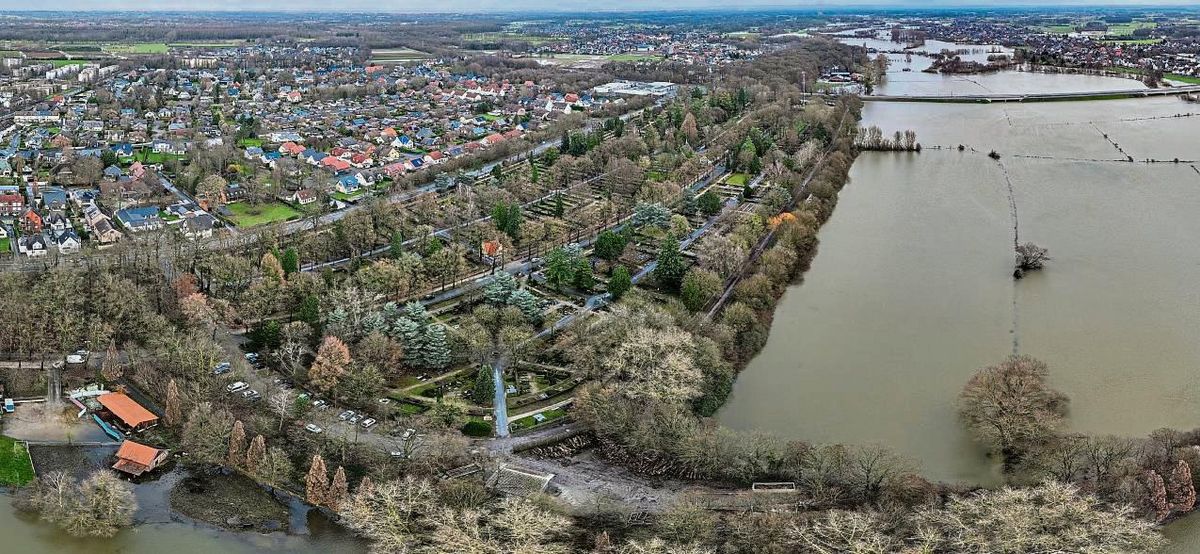 Zu Spitzenzeiten war das Hochwasser zwischen Weihnachten und Neujahr von den überfluteten Lippeauen bedrohlich nah an den Lippstädter Hauptfriedhof herangerückt. Foto: Eickhoff