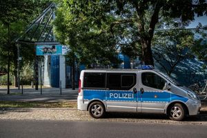 Sicherheitsmaßnahme: Ein Polizeifahrzeug steht im vergangenen Sommer vor einem Freibad in Berlin-Neukölln. - Foto: Paul Zinken/dpa