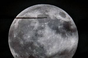 Seit Jahren schon läuft zwischen Raumfahrtnationen ein neuer Wettlauf zum Mond. (Archivbild) - Foto: Georg Hochmuth/APA/dpa