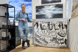 Die Hamburger Künstlerin Jeannine Platz liebt Malen und Schreiben. Beides zeichnet ihre Werke aus. - Foto: Georg Wendt/dpa