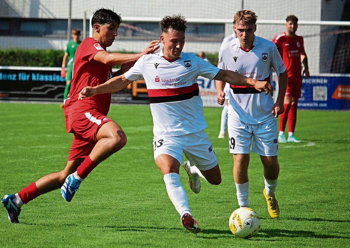 Machte auf der linken Seite ein starkes Spiel: Nils Köhler (M.) wurde immer wieder gesucht von seinen Teamkollegen. Und der Sichtigvorer brachte auch viele gefährliche Hereingaben in den gegnerischen Strafraum. So sorgte sein Freistoß unter anderem für das zwischenzeitliche 1:1. Fotos: Heinke
