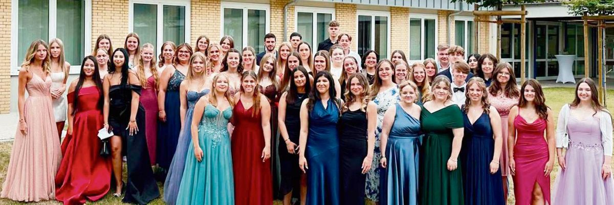 Das Berufskolleg Marienschule verabschiedete jetzt die beiden Bildungsgänge „Abitur und Erzieher“ sowie der Fachoberschule für Gesundheit und Soziales.